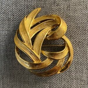 ✨ Vintage Monet Gold Tone Ribbon Swirl Brooch
Heavy Gold Plating | Signed Monet
